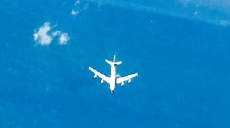 爆料者在微博上載據報是美軍RC135偵察機的照片。