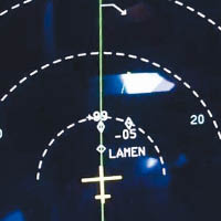 雷達顯示屏顯示出附近的美軍偵察機。（互聯網圖片）