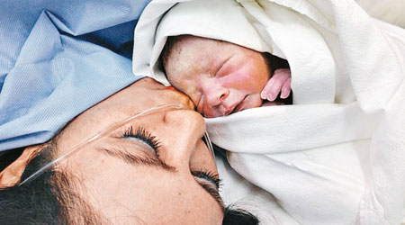 親生 <br>圖為卡辛內拉斯（左）分娩後與親生兒子合照。（互聯網圖片）