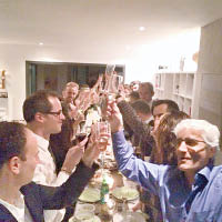 民眾在廚師的住宅用餐，拍下乾杯一刻。（互聯網圖片）