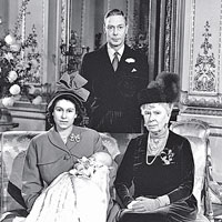 誕子 <br>英女王（左）於一九四八年誕下查理斯。