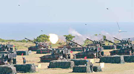 參與漢光軍演的台軍在新竹實施射擊演練。