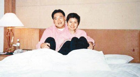 宋林與情婦楊麗娟在床上合照。（互聯網圖片）