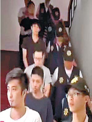 警方共拘捕六名年輕男子。（電視畫面）