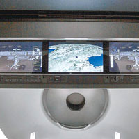 顯示屏上會見到太空船目前的狀態、位置等資訊。（互聯網圖片）