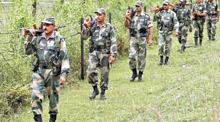 印度陸軍邊防部在國界附近巡邏。（互聯網圖片）
