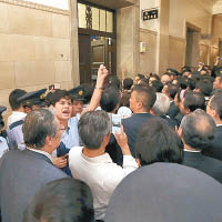 大批在野黨國會議員堵塞議事廳入口。