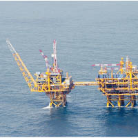 日本外務省指中方於東海建造油氣田鑽井平台。