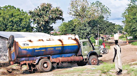 每當有運油車漏油，都會吸引大批居民前往收集。（資料圖片）