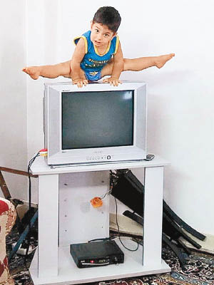 侯賽尼在電視機上練習。（互聯網圖片）