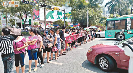 工人到沙頭角海關附近堵路抗議。（本報深圳傳真）