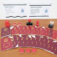 加拿大邊境服務局展示大批扣查的中國護照。（互聯網圖片）