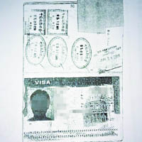 一名中國人的護照被指蓋假印章。