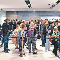 由於邊防局員工罷工，悉尼的機場不少乘客受影響。