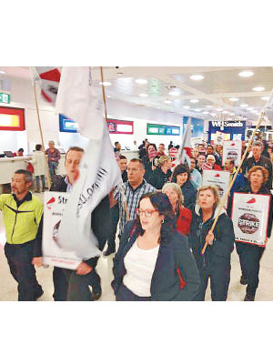 罷工人士在機場內遊行。 （互聯網圖片）