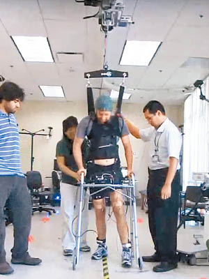 男子通過腦電波刺激雙腿肌肉，成功行走。（互聯網圖片）