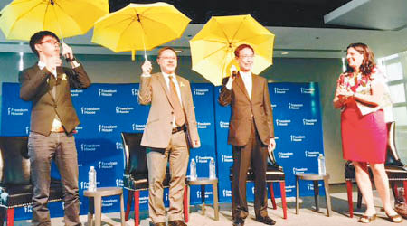 李柱銘（右二）、戴耀廷（左二）及黃之鋒（左）出席論壇時高舉雨傘。（互聯網圖片）