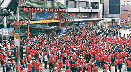 茨廠街本月十六日遭支持政府的「紅衫軍」踩場。