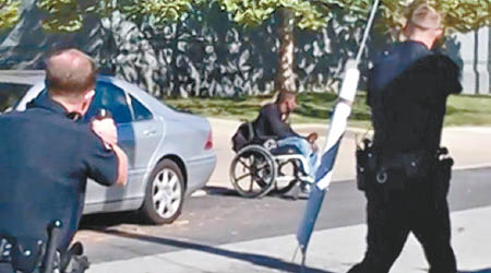 警員持搶指向坐輪椅的麥克多爾，其後將他擊斃。（互聯網圖片）
