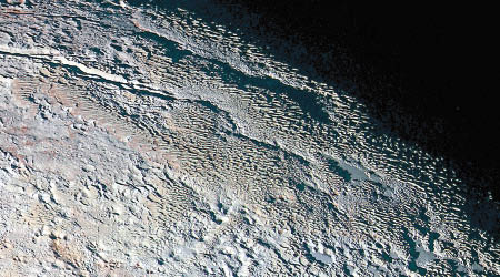 冥王星表面似蛇皮（美國太空總署圖片）