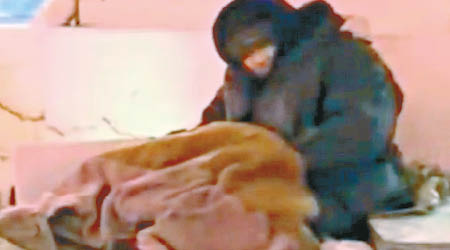 哈爾濱一名女子為買樓竟強迫母親上街乞討。