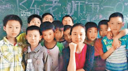 陳秋菊（右四）被稱為最美的鄉村女教師。（互聯網圖片）