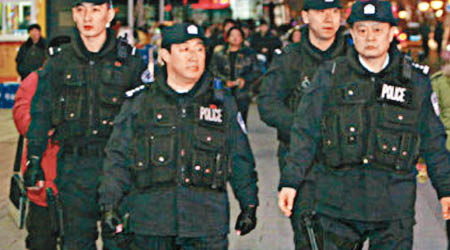 內地記者曾在街頭「偶遇」巡邏的傅政華（左二）。
