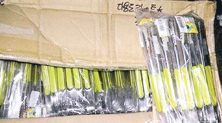 一批南韓不銹鋼筷子被驗出鎳含量超標。（電視畫面）
