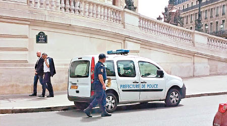 警方暑假加派人手在巴黎旅遊點巡邏。