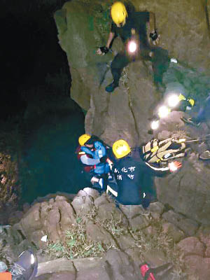 新北消防員營救被困龍洞之四名攀岩遊客。（互聯網圖片）