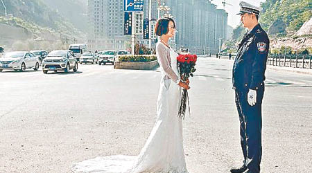 小閆穿起婚紗，到李濤執勤的十字路口與其拍攝婚紗照。（互聯網圖片）