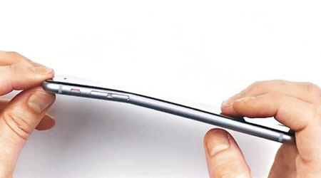 新iPhone或會棄用鋁製機殼，以免再遭投訴機殼易彎。（互聯網圖片）