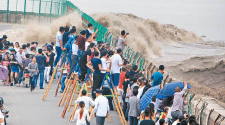 浙江<br>不少人到浙江蕭山美女壩觀潮。（中新社圖片）