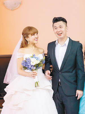 Juli Bun Bun（左）評論婚禮內容，上載自己的結婚照「比較」。