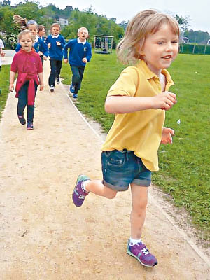 校方推出「每日一哩」計劃，要求學生每天跑步或步行。（斯特靈大學圖片）