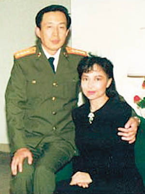 穿着解放軍服的羅宇與狄娜合照。（互聯網圖片）