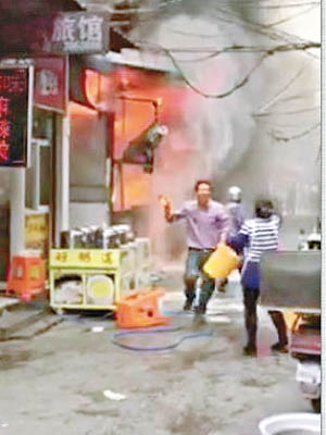 有人在場以水桶潑水及以滅火筒試圖滅火。（互聯網圖片）
