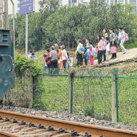 大批居民等待橫過鐵路。（互聯網圖片）