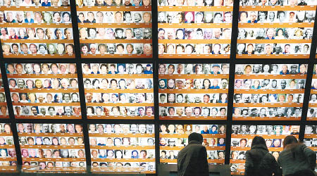 南京大屠殺紀念館內展示的倖存者照片。（中新社圖片）