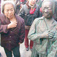 倖存者倪翠萍在以她為原形的雕像前痛斥日軍暴行。（互聯網圖片）