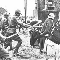日軍持劍刺死俘虜。