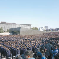 民眾在南京大屠殺遇難同胞紀念館外默哀。（資料圖片）
