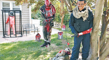 花園擺放了「聖戰奧巴馬」及模仿IS虐殺人質的假人。（互聯網圖片）