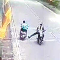 網上流傳警方（右）追截電單車青年時（左），曾出腳嘗試絆倒對方，但不成功。
