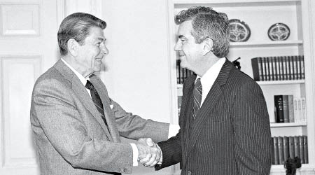 帕爾（右）當年退休時，與列根（左）握手道別。