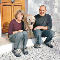帕里（右）與狄克遜（左）帶着愛犬，居住在各間大屋。（互聯網圖片）