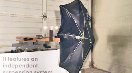 超級防風雨傘成功通過強風測試。（互聯網圖片）