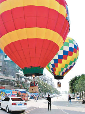 房地產商在公路主幹道上舉行熱氣球升空活動。（互聯網圖片）
