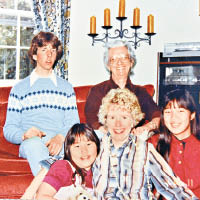 申朴南（前排右）自小被美國家庭收養。