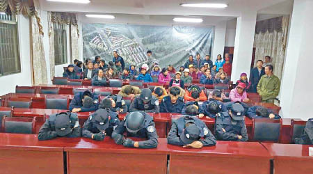 被俘的十多名警員在縣官介入下被帶到會議室，與村民協商。（互聯網圖片）